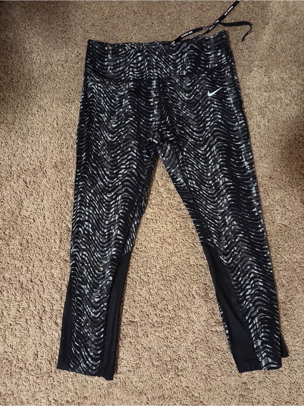 Nike women Black & Gray Patterned Athletic Leggings